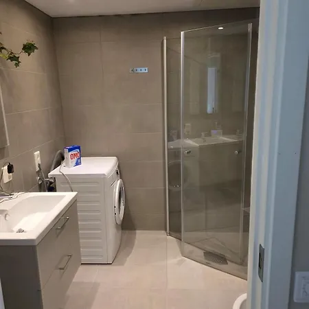Two Bedrooms Luxury With Free Parking Apartment *